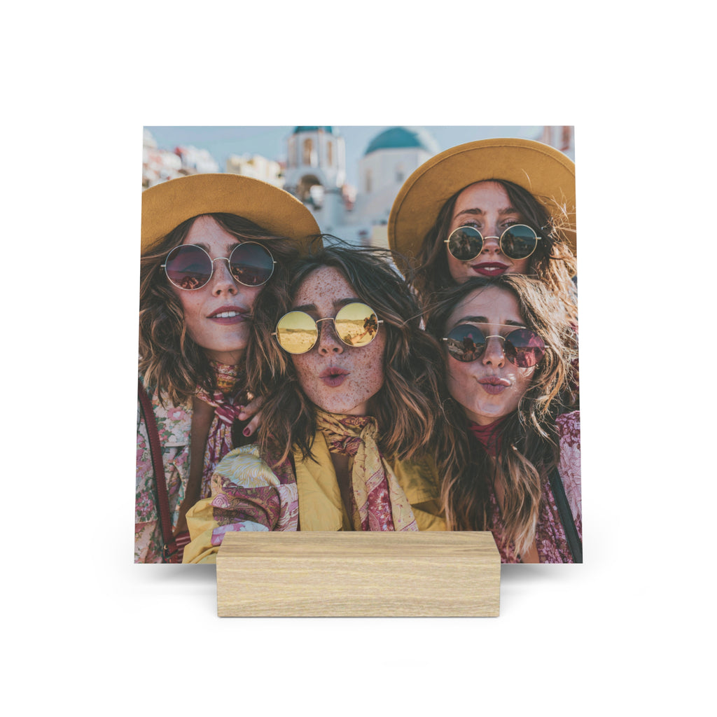 Personalized friends photo stand on a desk